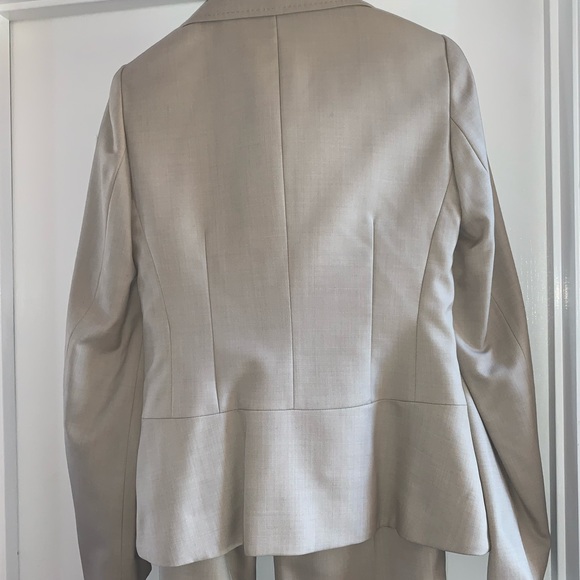 Beautiful suit - Picture 4 of 13